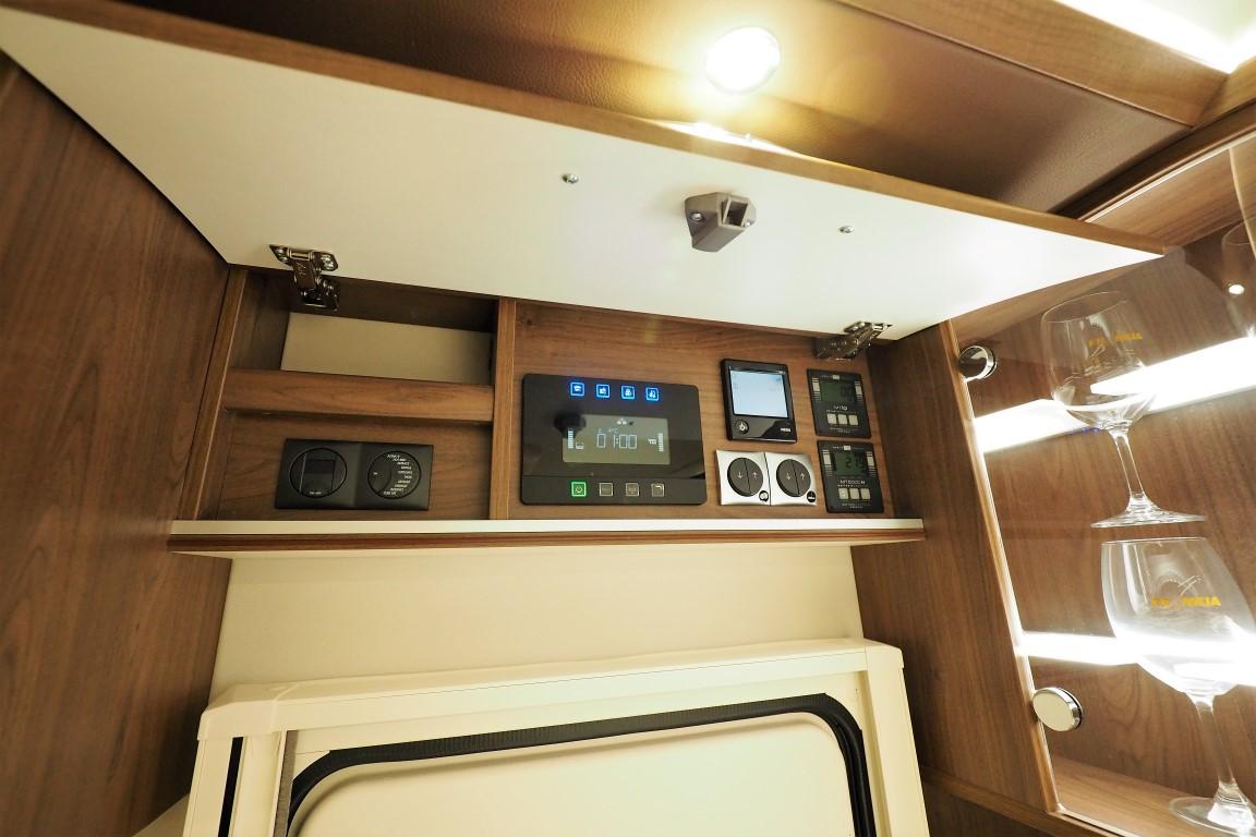 How to operate the control panel in the motorhome – image 1
