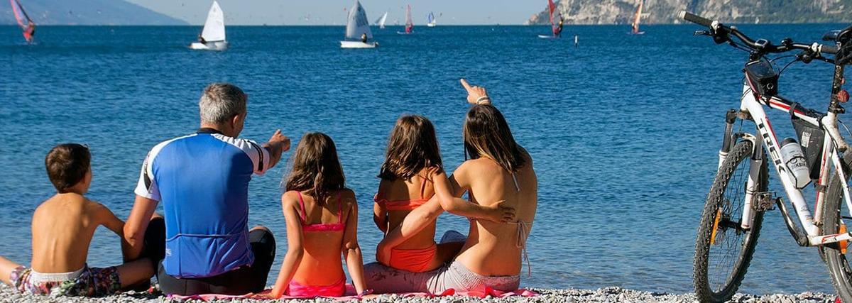 Beach life: books, games and a tan. The charming waters of Garda Trentino – image 1