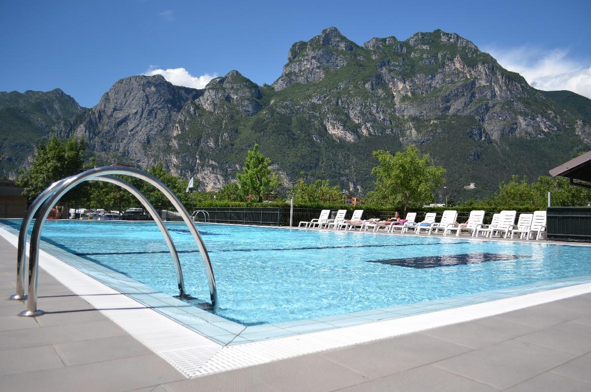 Riva del Garda and palm trees on the shores of the lake – image 1