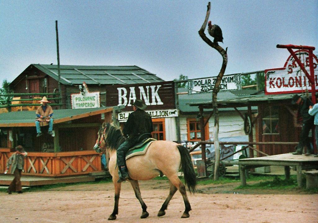 A city of cowboys with a view of the Giant Mountains – image 1