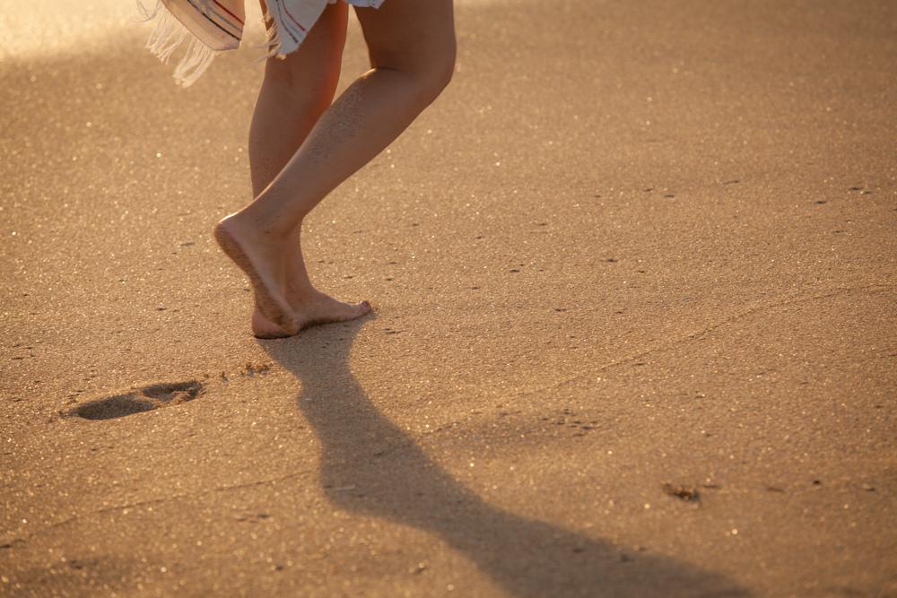 Barefoot through the world, but ON THE BEACH IN SHOES ONLY – image 1