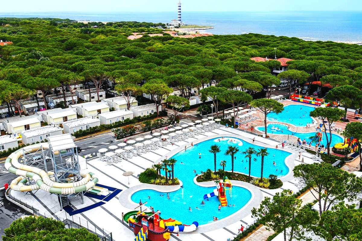 Family campsite Residence Village – entertainment, beach and swimming pools – image 1