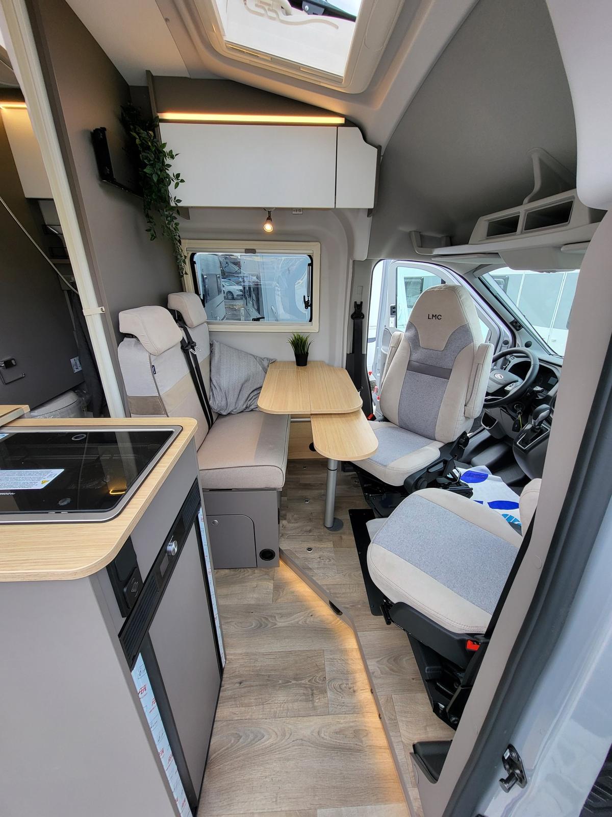 RV LMC INNOVAN 592 - łóżka wzdłużne – image 4