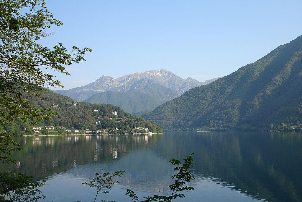 The taste of apples at Lago di Ledro – image 3