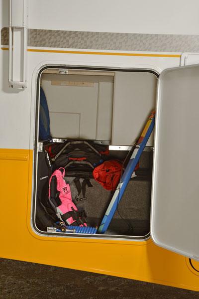 A motorhome in the style of the 60s and 70s - Winnebago Brave – image 3