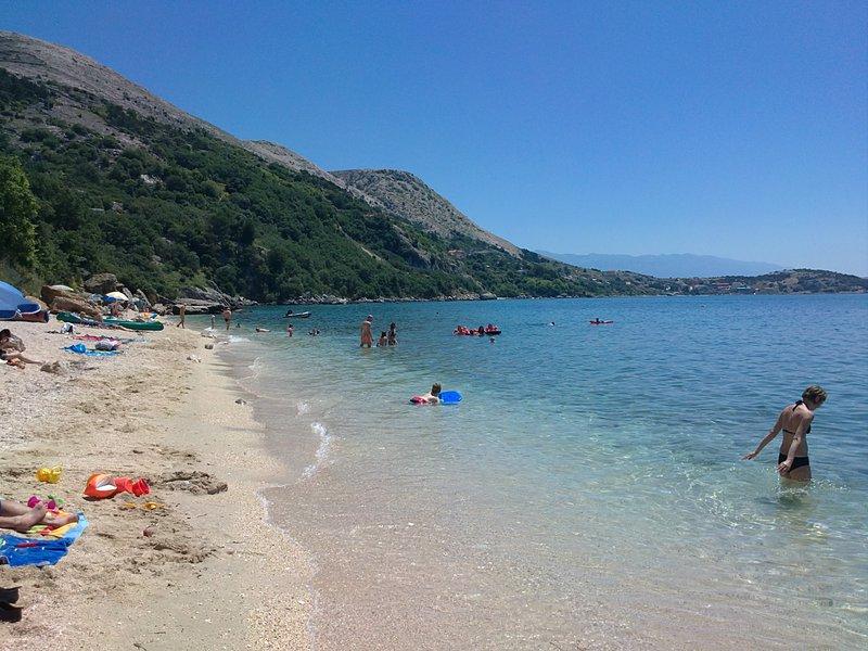 Stara Baška hidden among the rocks – image 2