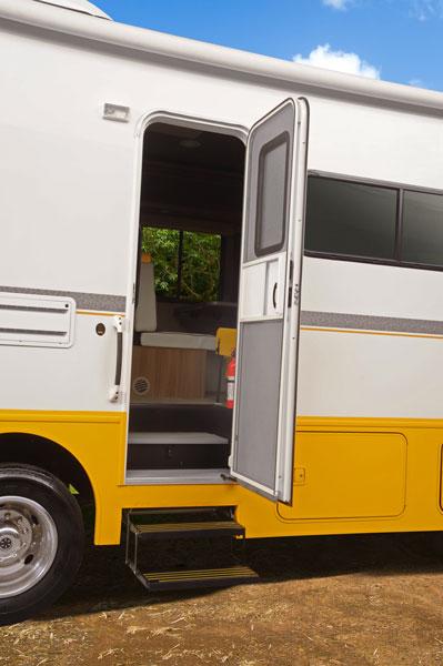 A motorhome in the style of the 60s and 70s - Winnebago Brave – image 2