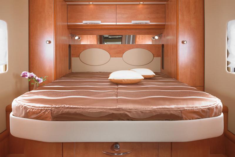 Camping bus with garage – image 1