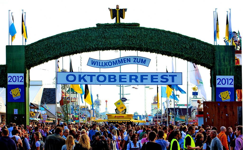 Oktoberfest – przewodnik po największym festynie w Niemczech – główne zdjęcie