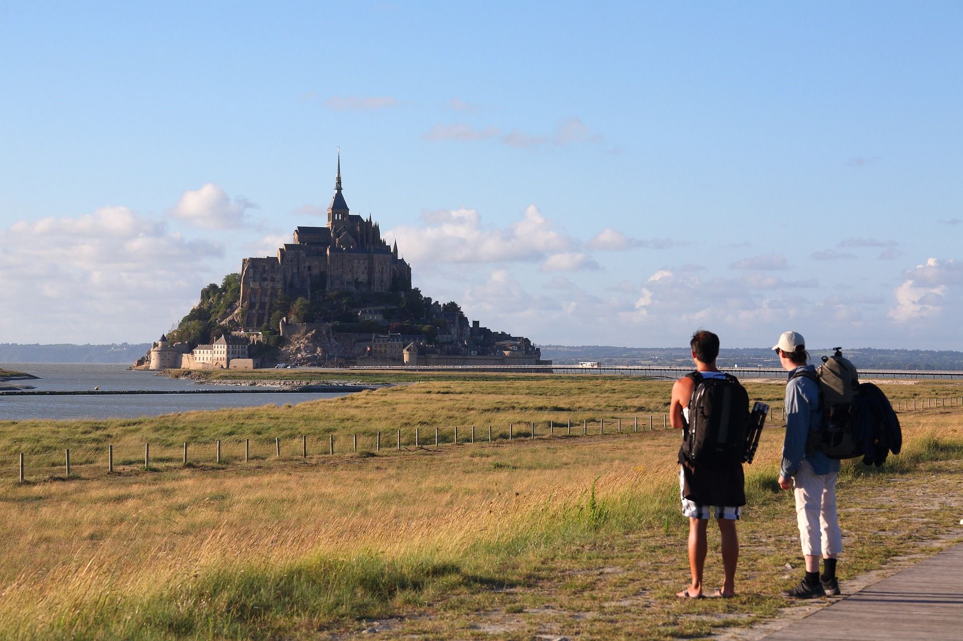 Wypoczynek w cieniu Mont Saint-Michel – główne zdjęcie