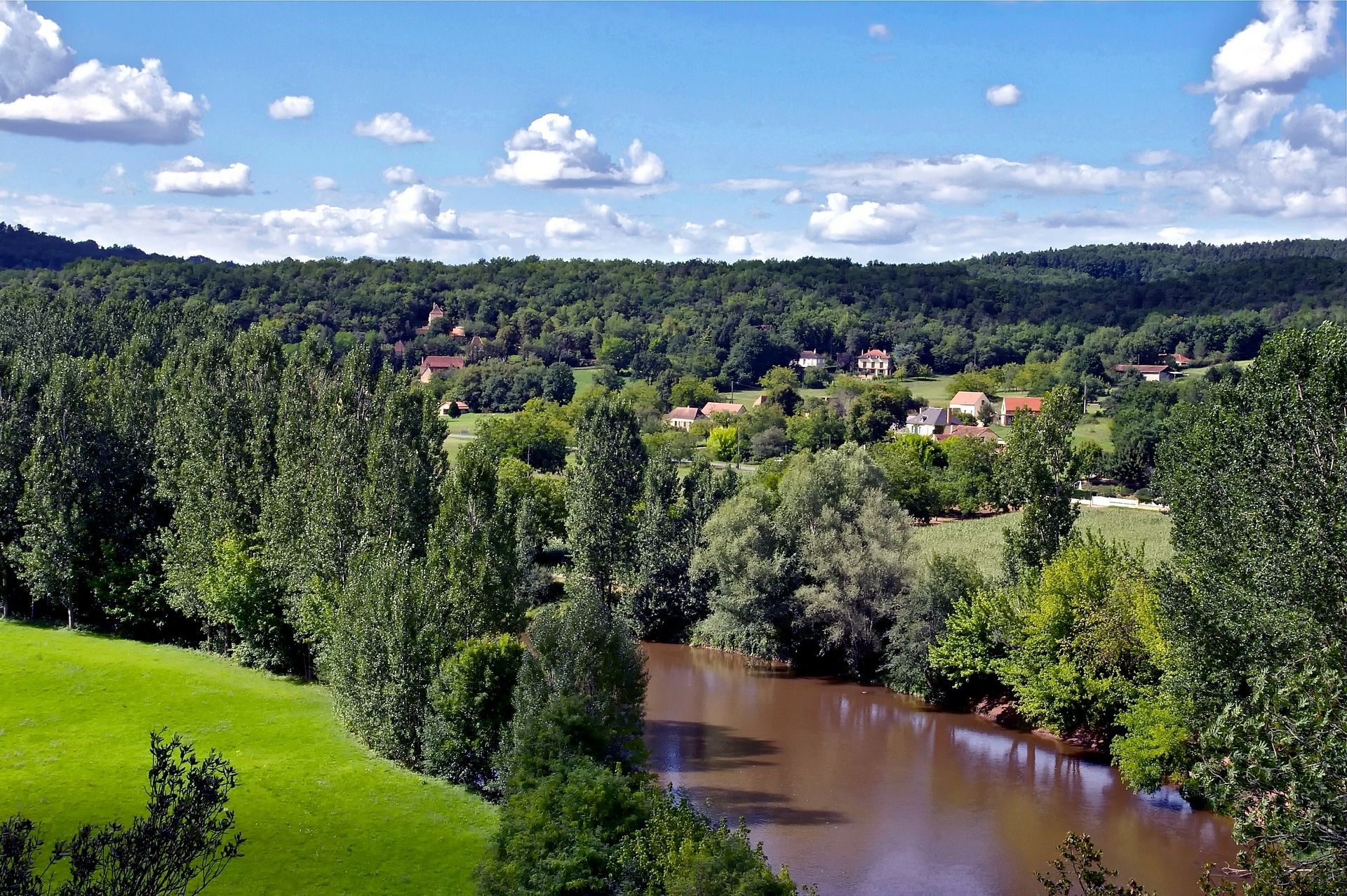 The evergreen Vézère valley – main image