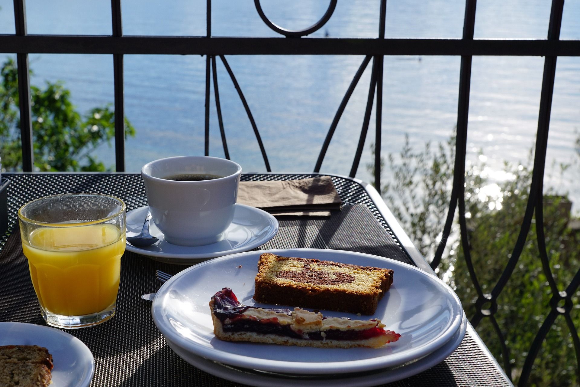 Lake Garda from the kitchen – main image