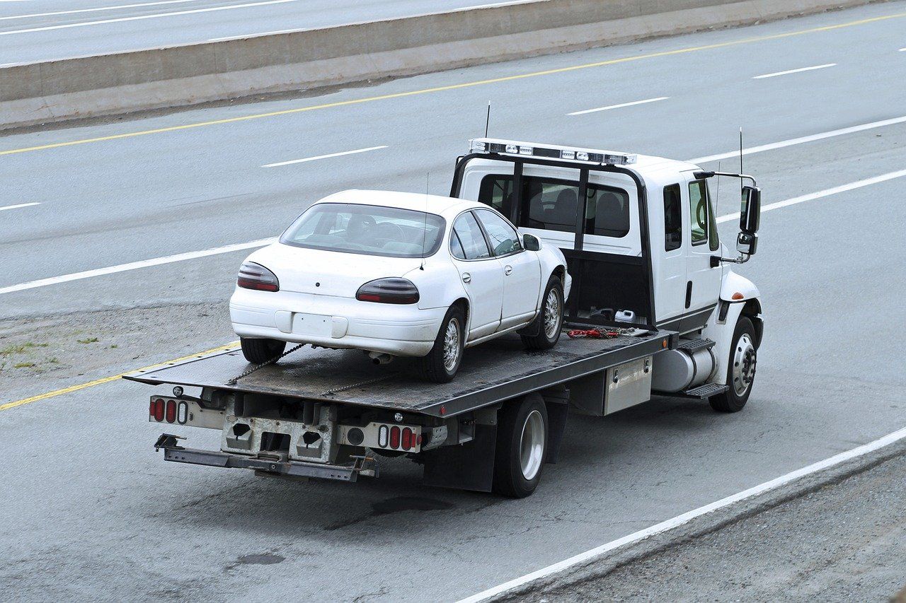 How to secure a vehicle on a tow truck? – main image