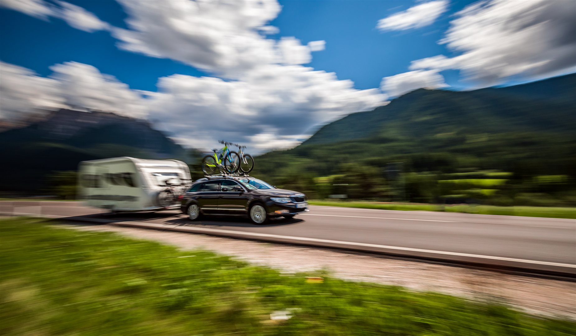 Travelling by car with a caravan or campervan – technical requirements, tow ball load and total weight – main image
