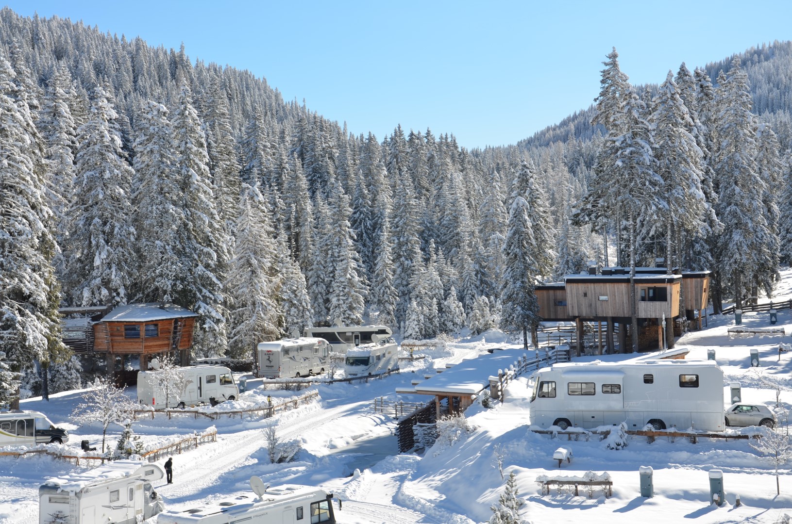 4 year-round campsites in the Dolomites for a winter ski trip – main image