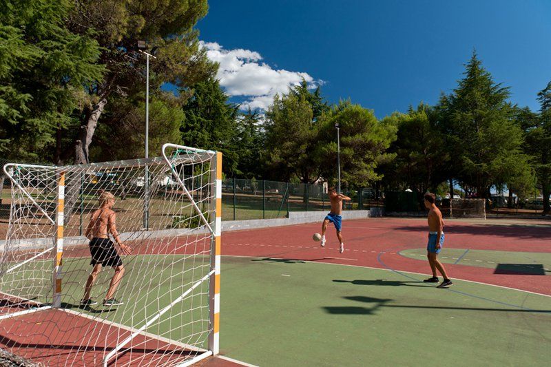 Boiska sportowe na kempingu Koversada