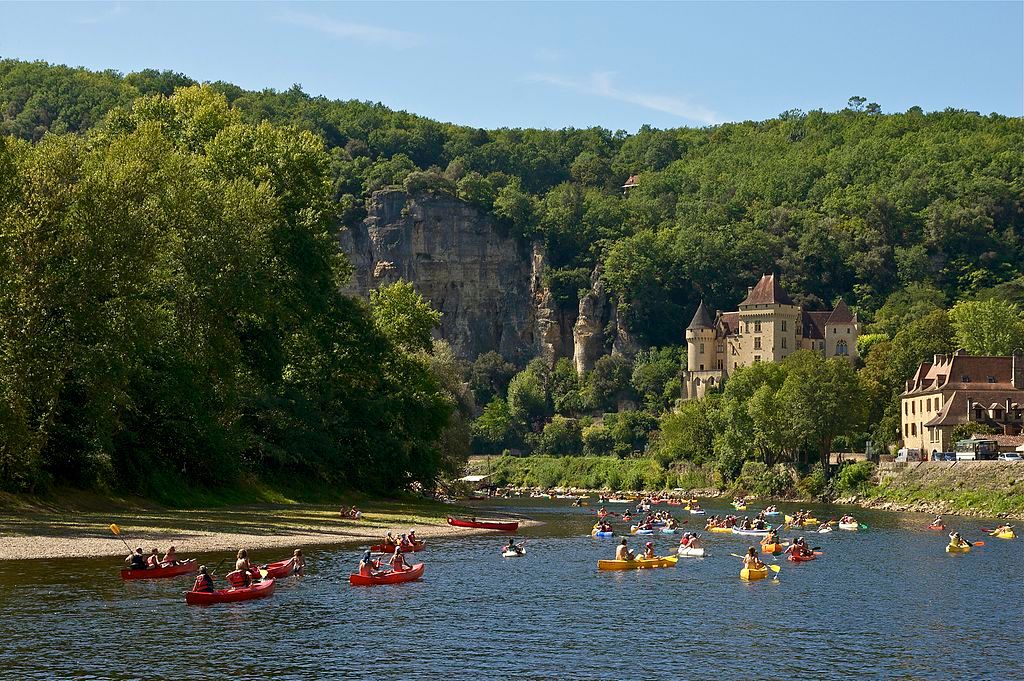 canoeing-on-the-dordogne-river-jebulon-wwwwikimediaorg-cc-by-sajpg