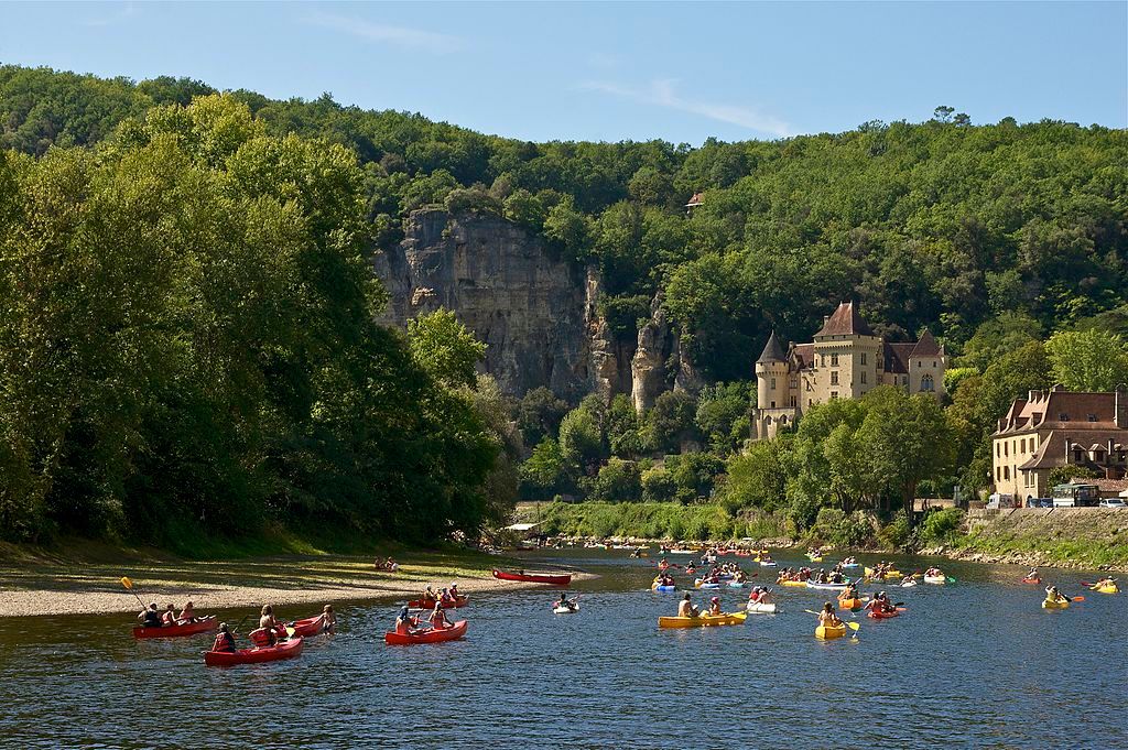 canoeing-on-the-dordogne-river-jebulon-wwwwikimediaorg-cc-by-sajpg