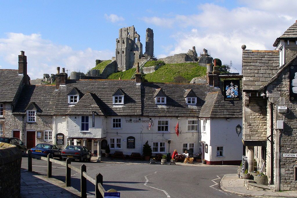 corfe-castle-jimchampion-uploadwikimediaorg-cc-by-sajpg