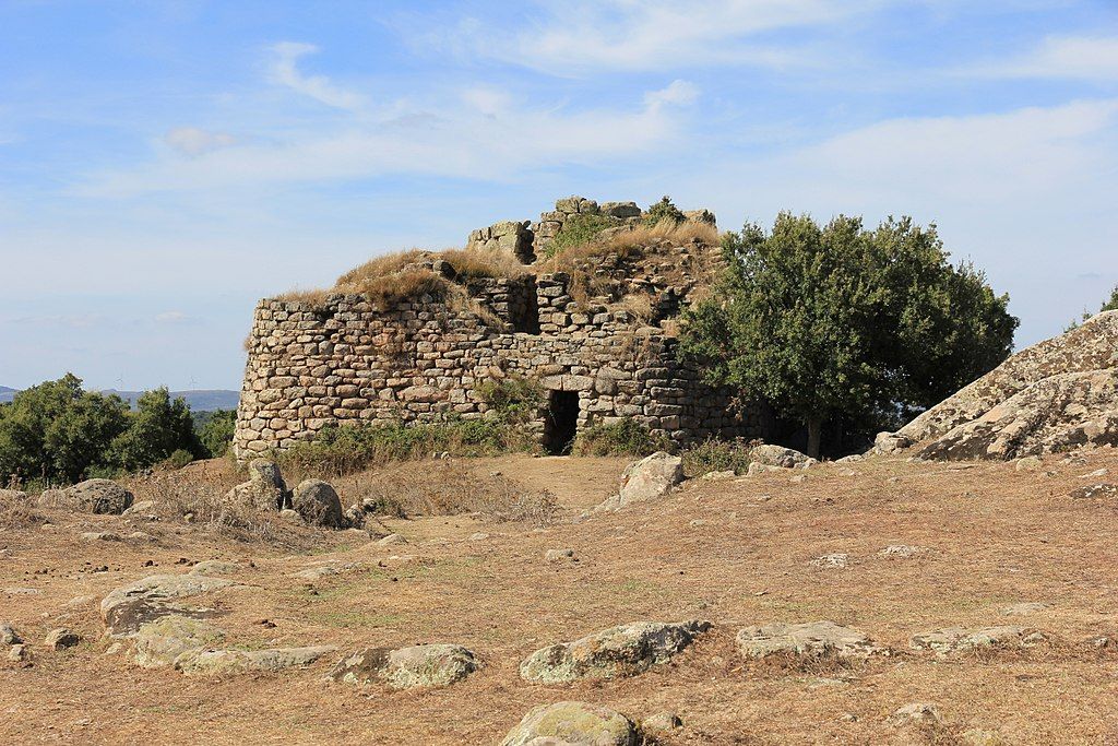 nuraghe-gianni-careddu-yploadwikimediaorg-cc-by-sajpg