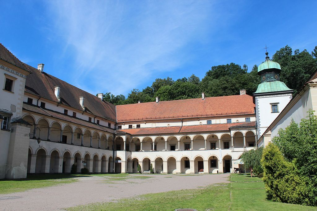 sucha-beskidzka-castle-rafa-m-socha-uploadwikimediaorg-cc-by-sajpg