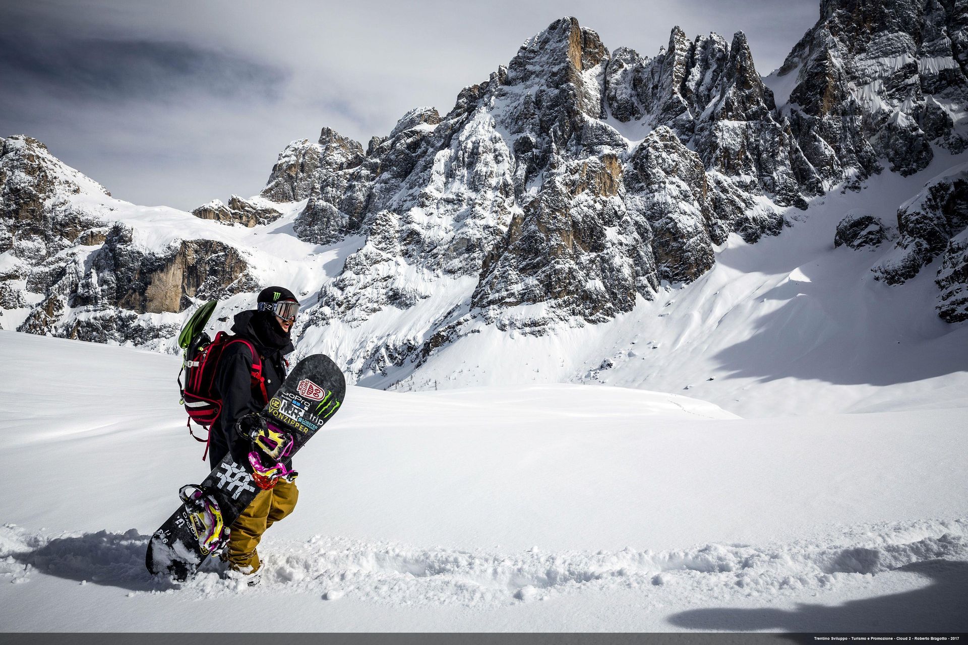 roberto-bragotto-san-martino-di-castrozza-passo-rolle-snowboarder-in-fresh-snowjpg