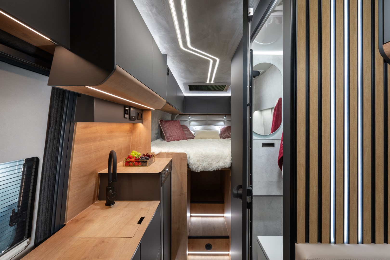 Wnętrze kampera Globe Traveler Falcon 2Z