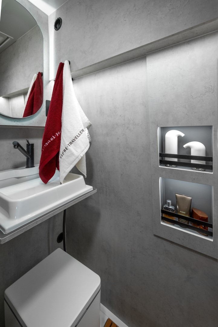 Łazienka w kamperze Globe Traveler Falcon 2Z