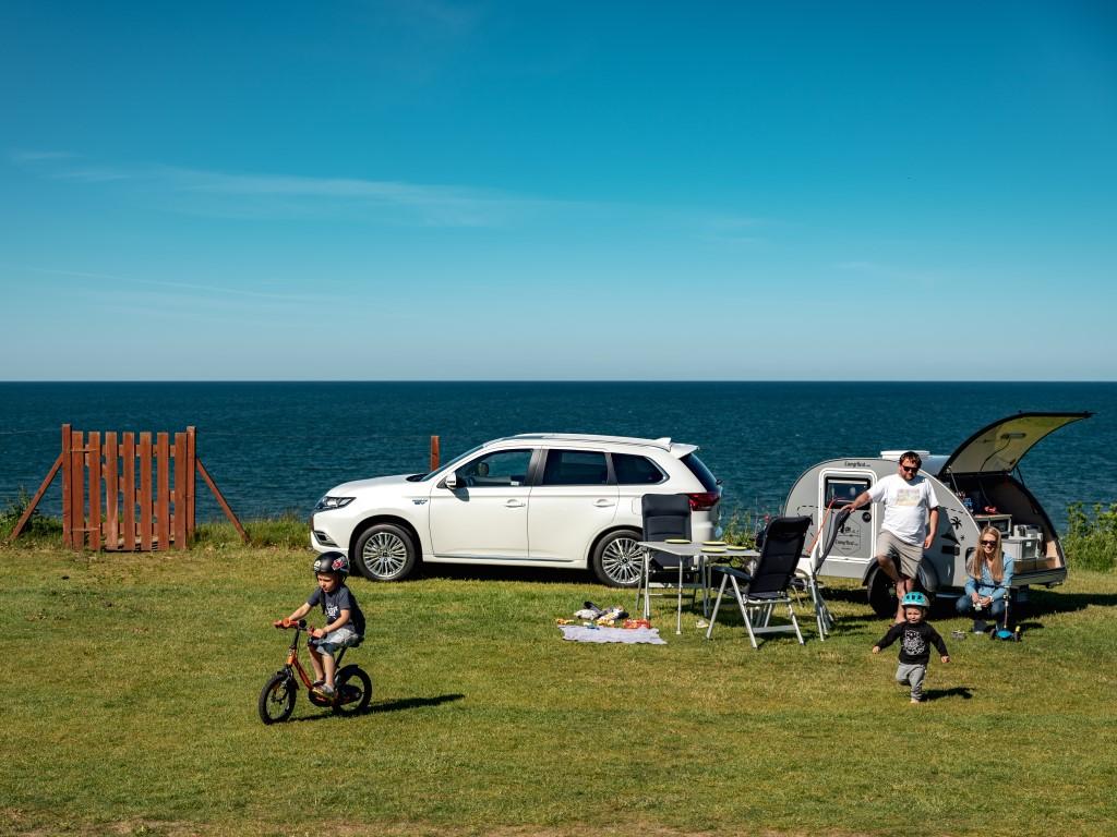 Mitsubishi Outlander z przyczepą na campingu
