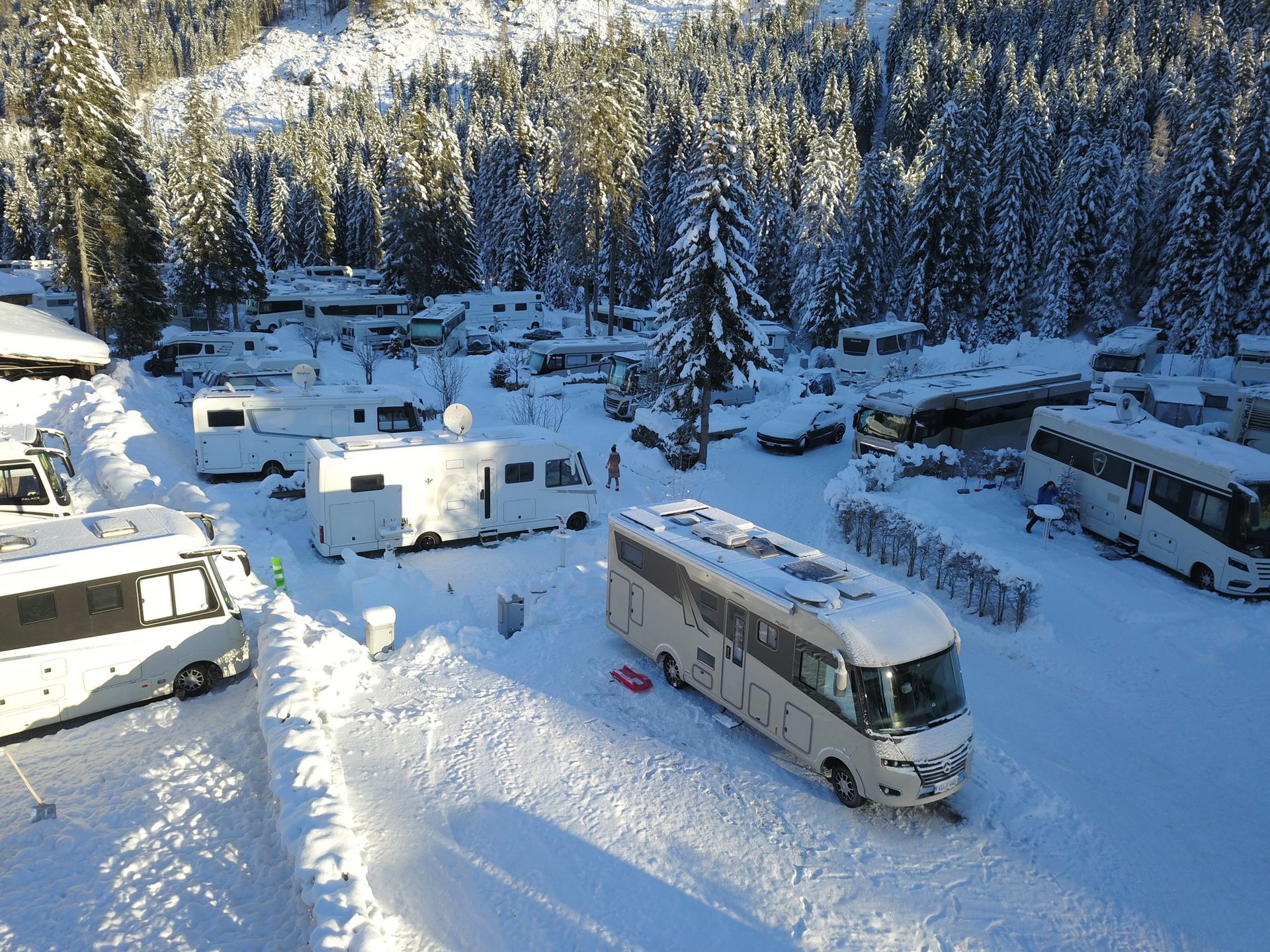 Kamper na ferie zimowe! 5 Ciekawych kierunków na podróż kamperem zimą – główne zdjęcie