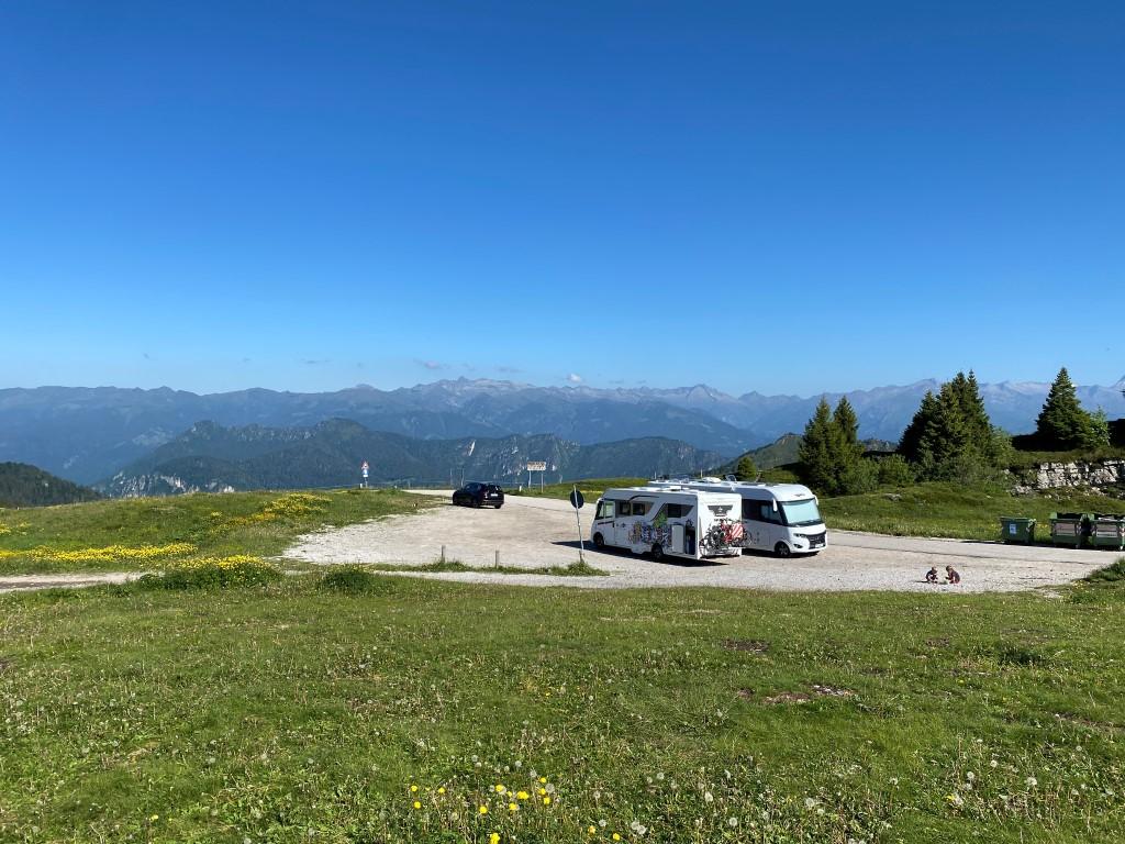 kampery na szczycie Tremalzine w regionie Garda Trentino we Włoszech