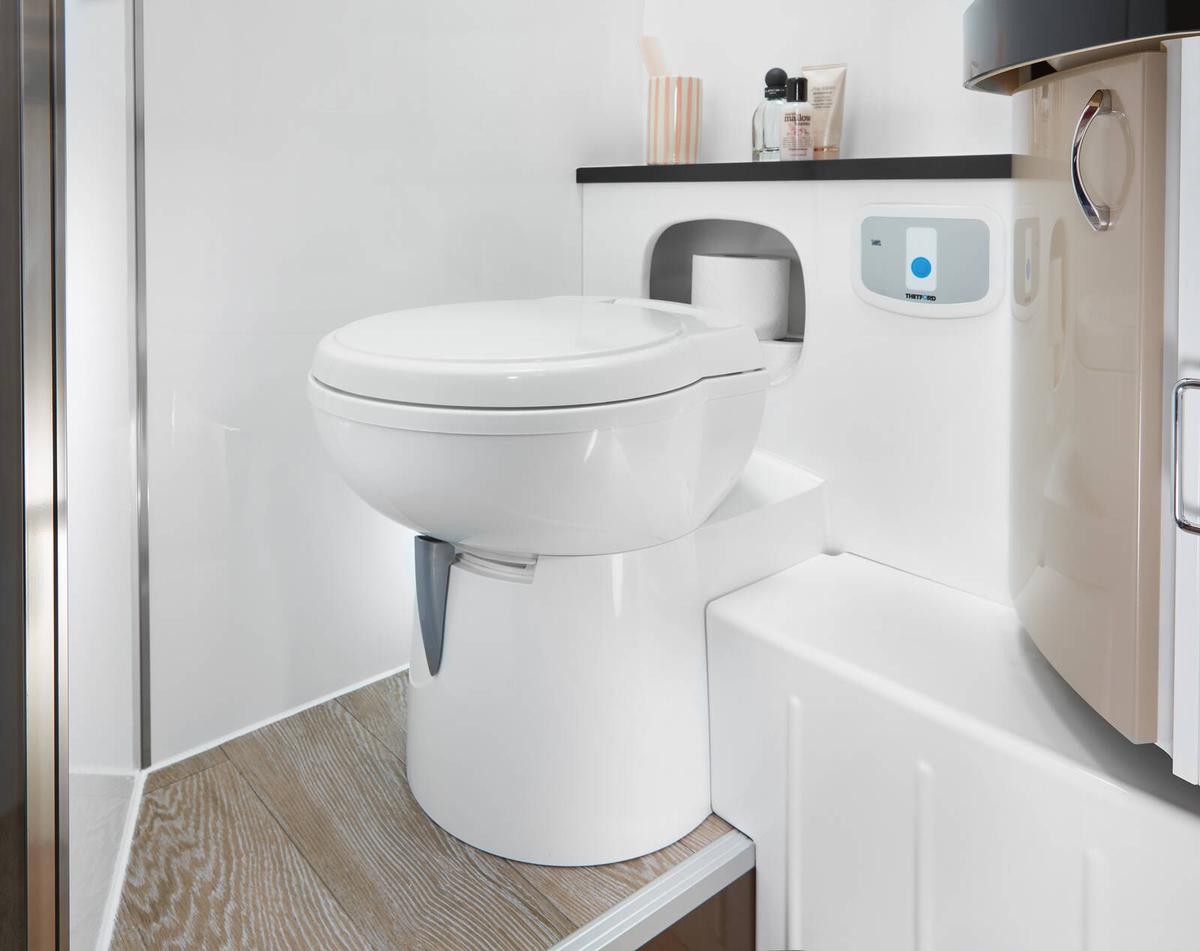 How to operate the toilet in the motorhome? – image 1