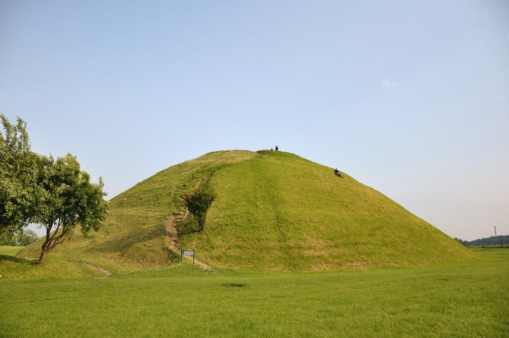 Secrets of Krakow Mounds – image 1