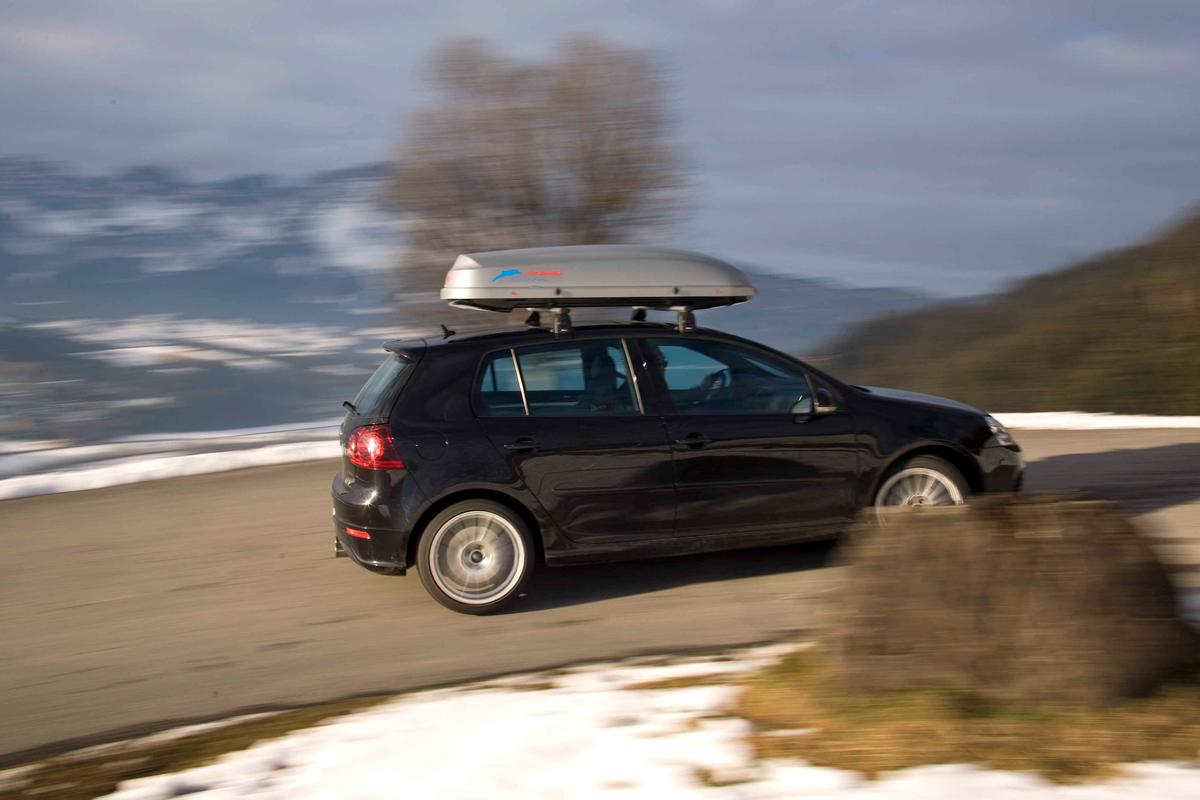 Skiing by car - how to safely transport equipment? – image 1
