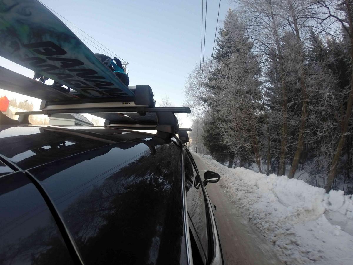 Skiing by car - how to safely transport equipment? – image 3