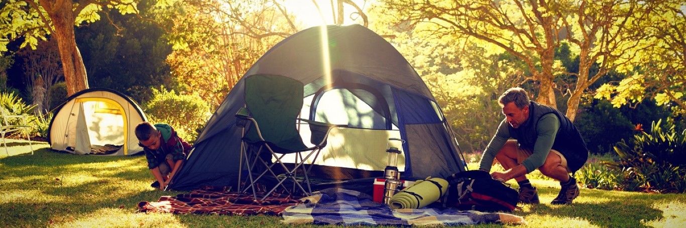 pitching-a-tent-at-campingujpg