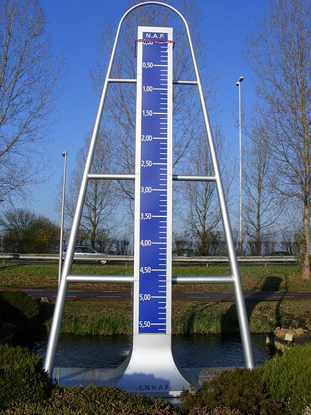 monument-laagste-punt-van-nederland-richardw-wwwwikimediaorg-cc-by-sajpg