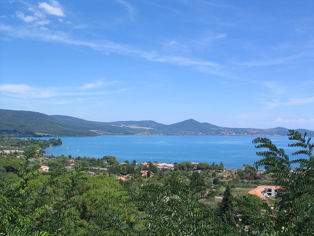 lago-di-bracciano-mittesr-wwwwikimediaorg-cc-by-sajpg