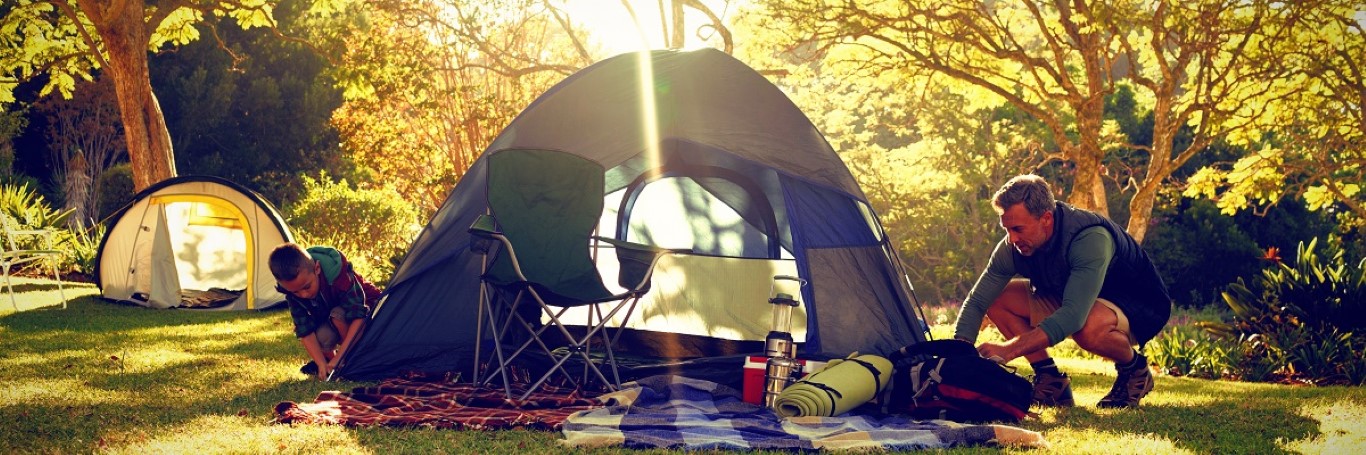 rozbijanie-namiotu-na-campingujpg