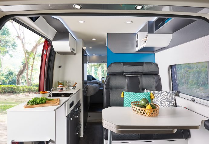van-pilote-v630j-salon-1-690x476jpg