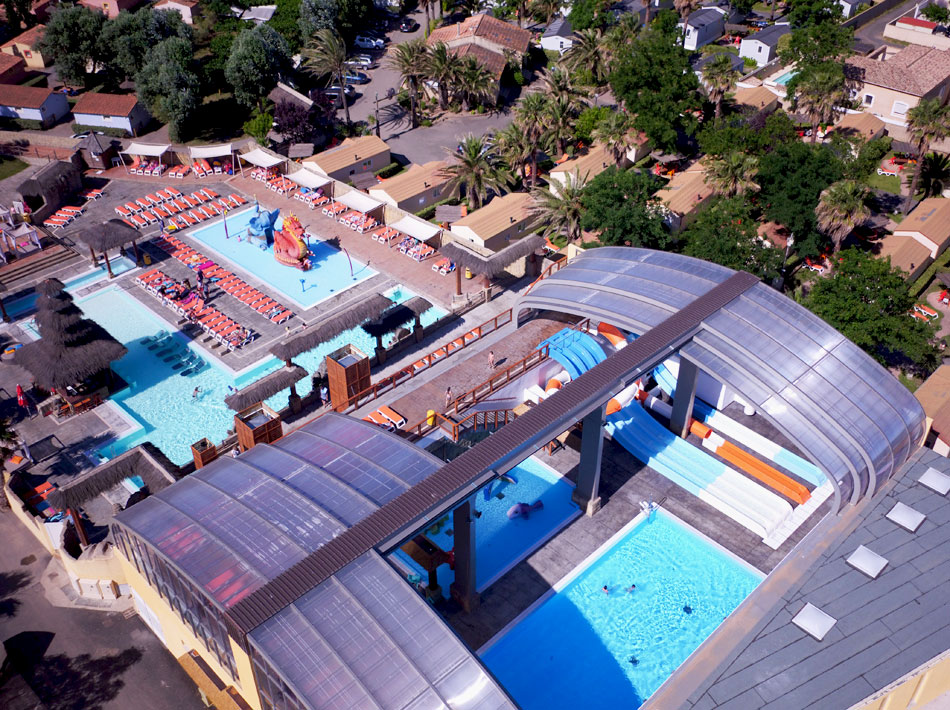 vue-drone-aquadome-et-piscine-tao-grand-espaces-aquatiques-avec-toboggans-bain-bouillonant-jeux-enfantsjpg